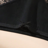 Sada 5 černých bavlněných kalhotek thong s krajkovými detaily a jemnou mašlí. Minimalistický, bezešvý design.