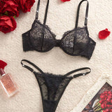 Souprava spodního prádla Snug Zone sestávající z podprsenky s kosticemi a krajkových kalhotek s efektem řas.