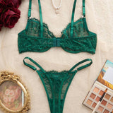 Souprava spodního prádla Snug Zone sestávající z podprsenky s kosticemi a krajkových kalhotek s efektem řas.