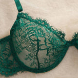 Souprava spodního prádla Snug Zone sestávající z podprsenky s kosticemi a krajkových kalhotek s efektem řas.